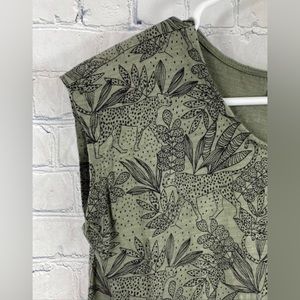 Tabitha Webb Women's Size M Green Black Shirt Top Leopards Leaves Cap Sleeve